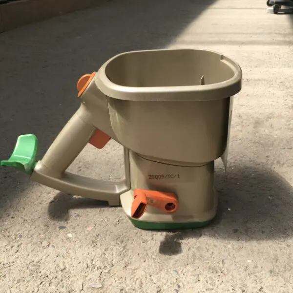 Scotts 'Whirl' Hand-Powered Spreader - Image 2