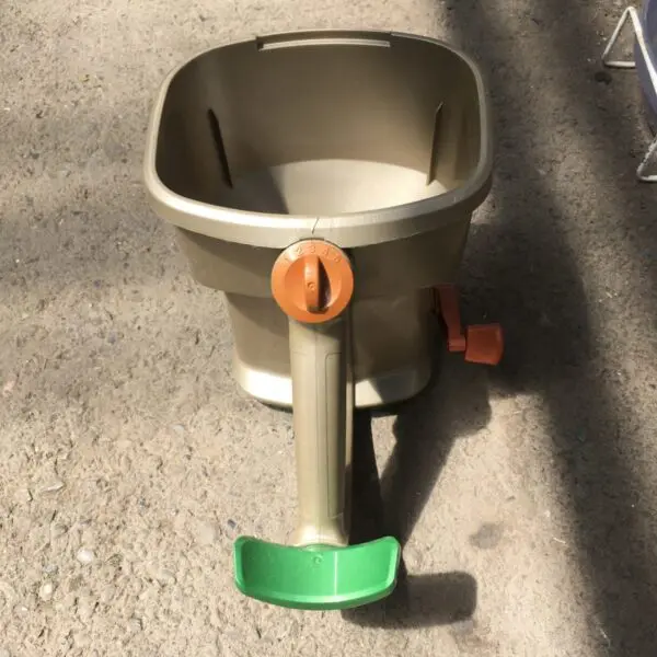 Scotts 'Whirl' Hand-Powered Spreader - Image 4