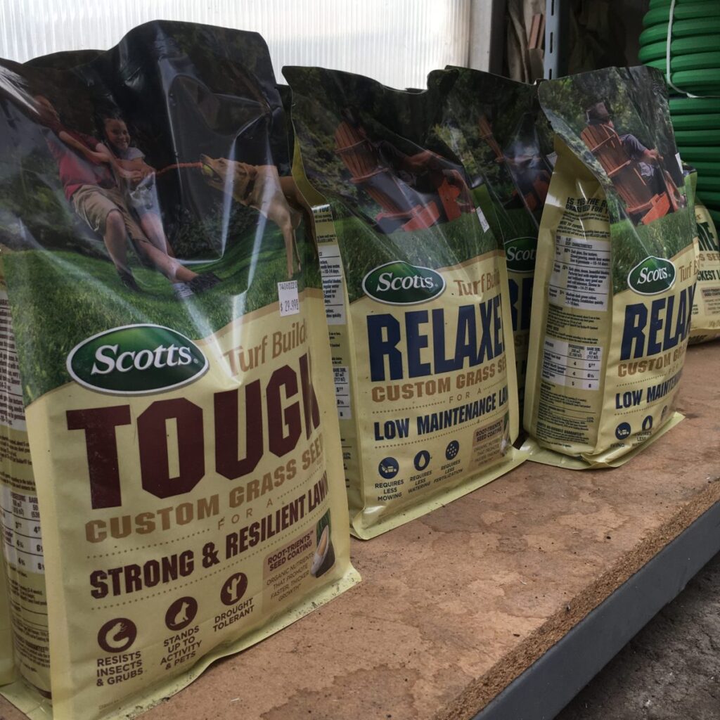 Scotts Turf Builder Custom Grass Seed (1.4 kg) - Cochrane Garden Center
