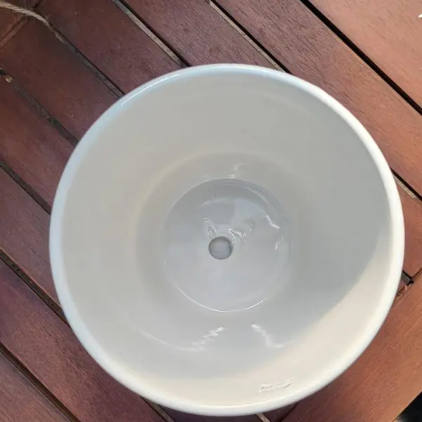 Neutral dahlia pattern planter with attached drip tray - Image 2